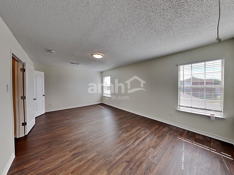 Building Photo - 8113 Lake Haven Dr