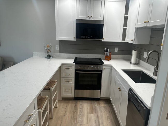 Building Photo - Renovated Condo. Prime Marco Location. Uti...