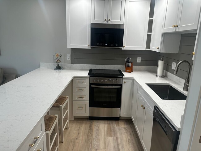 Building Photo - Renovated One Bedroom Condo in Prime Marco...