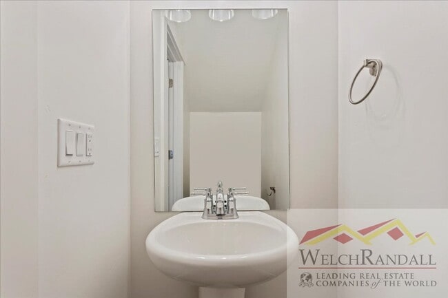 Building Photo - Live in Style – 3 Bed, 2.5 Bath Townhome i...