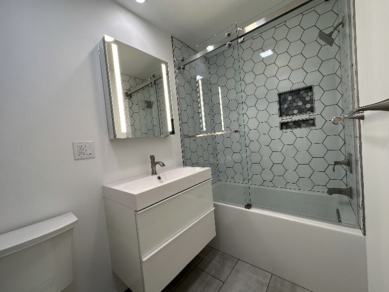 Building Photo - 1119 Poinsettia Dr