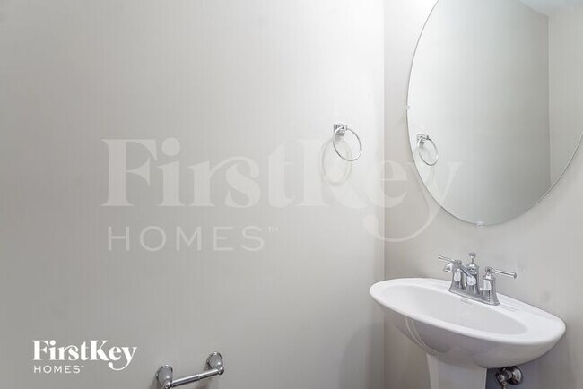 Building Photo - 2745 Village Pl