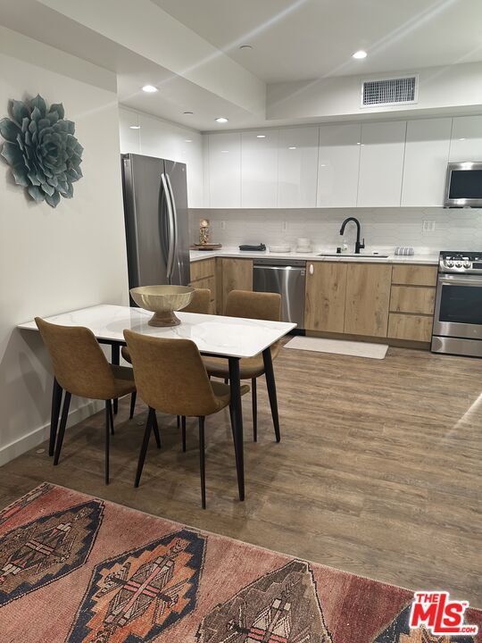 Building Photo - 124 S Croft Ave