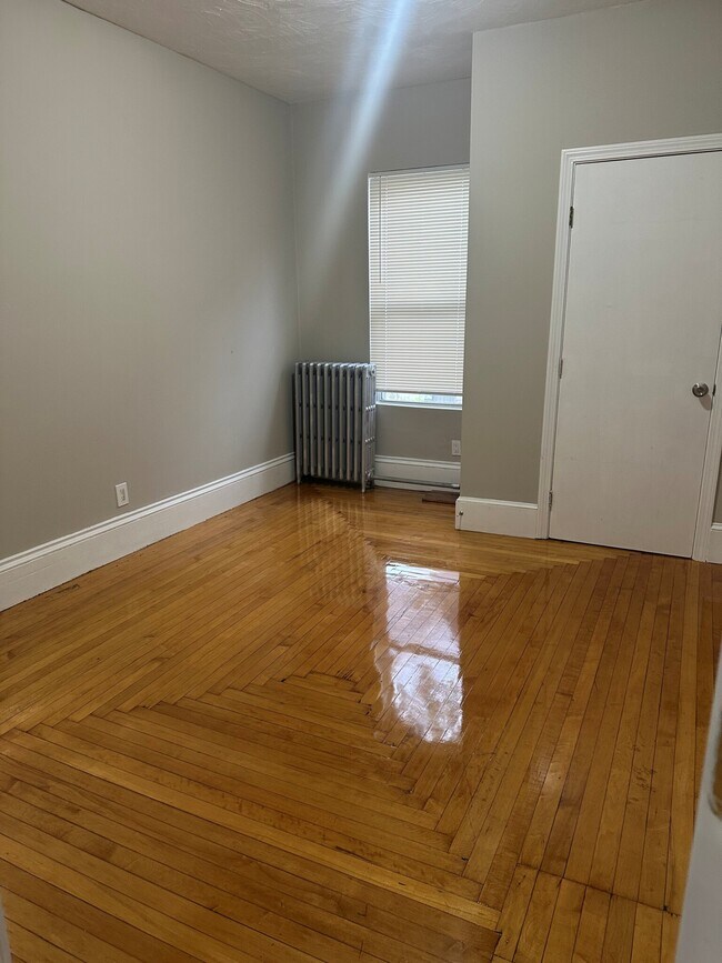 Building Photo - 33 Algonquin St