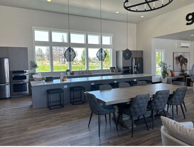 Building Photo - Beautiful 3 bdrm end unit townhome with side yard available in Petrosa.