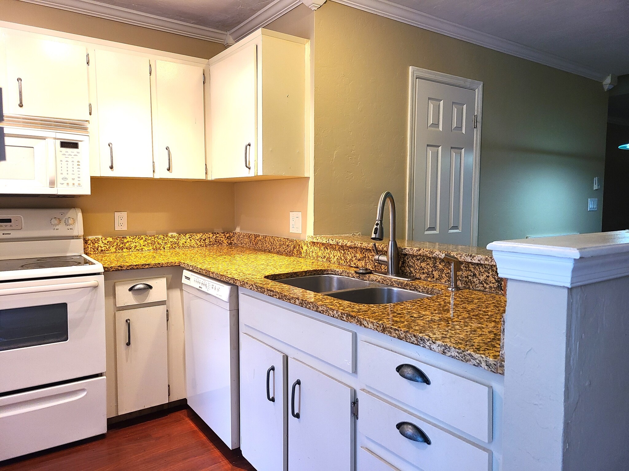 Building Photo - 6124 SW 8th Pl