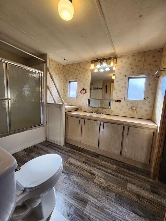 Building Photo - Discounted rent!.. 2 Bed 1 Bath Loaded with XTRA features!