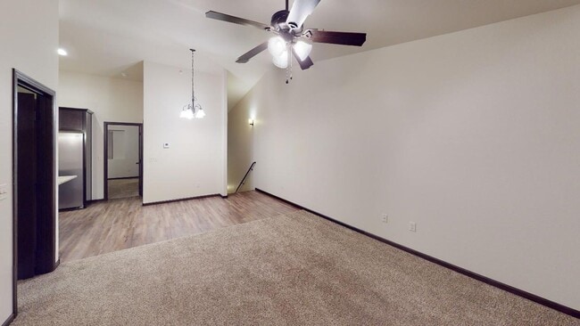 Building Photo - Stunning 3 Bed / 2 Bath Townhome in Northern Lights