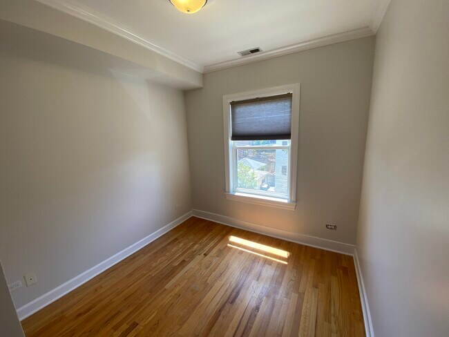 Building Photo - 1156 W Cornelia Ave