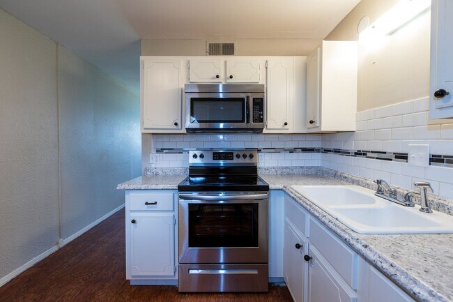 Building Photo - 1304 N Irvington Ave