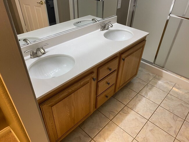 Building Photo - Gorgeous home close to Lake Sahara!