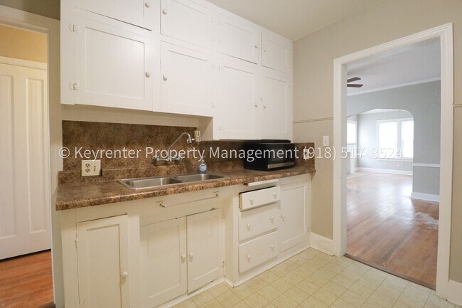 Building Photo - Beautifully Redone 1 Bedroom Duplex! Available for Immediate Move in!
