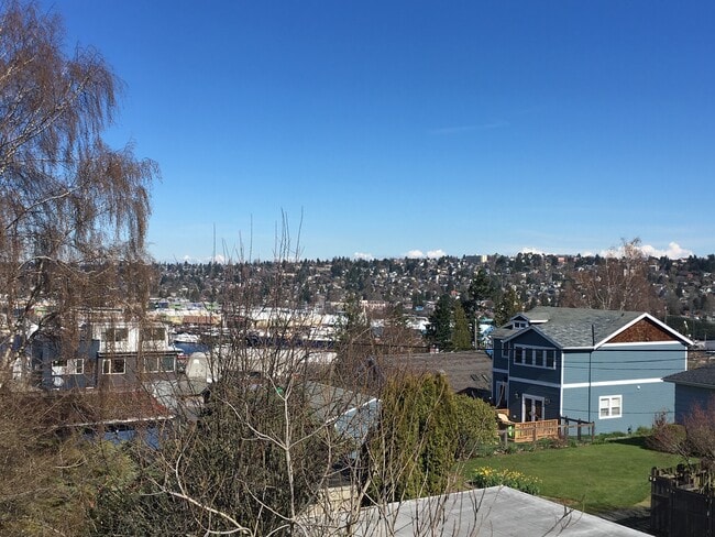 Building Photo - 3 Bedroom 2.5 Bath Queen Anne Townhome