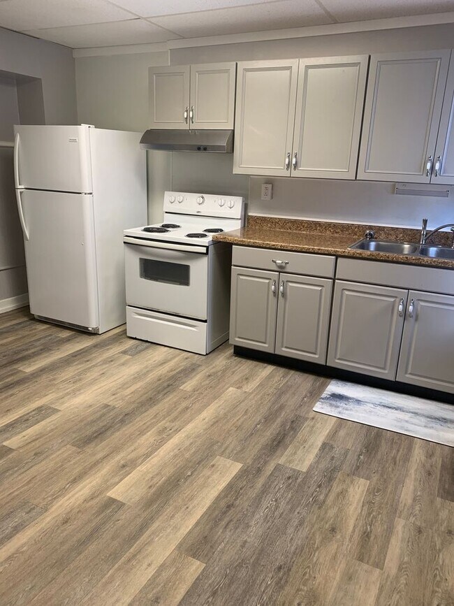 Building Photo - Available Now! Cozy 1-2 bedroom house with...