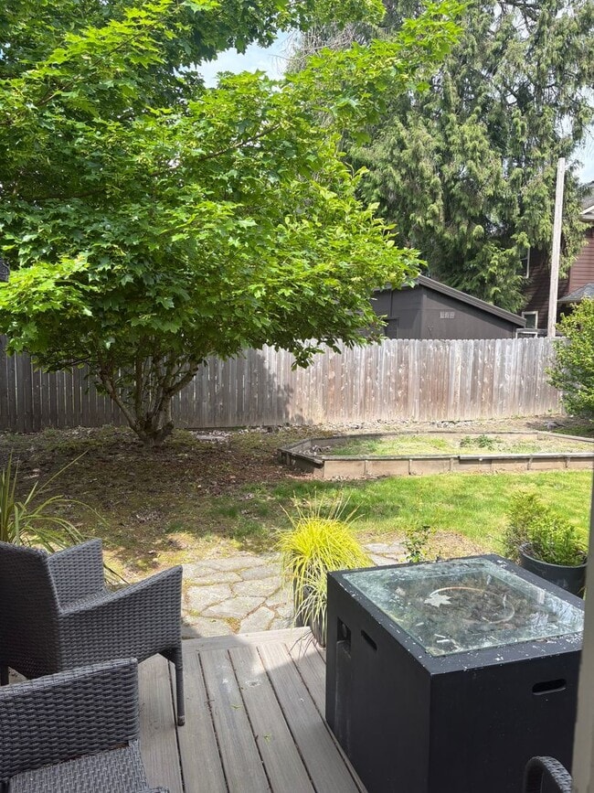 Building Photo - Furnished 2 bedroom 1 bath cottage with landscape included and split mini ducts