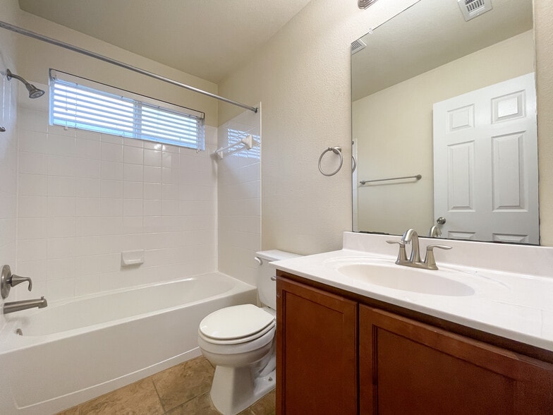 Building Photo - 6632 Burling St