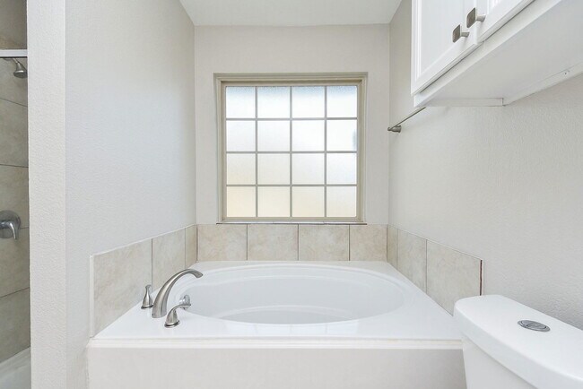 Building Photo - 946 Oak Falls Dr