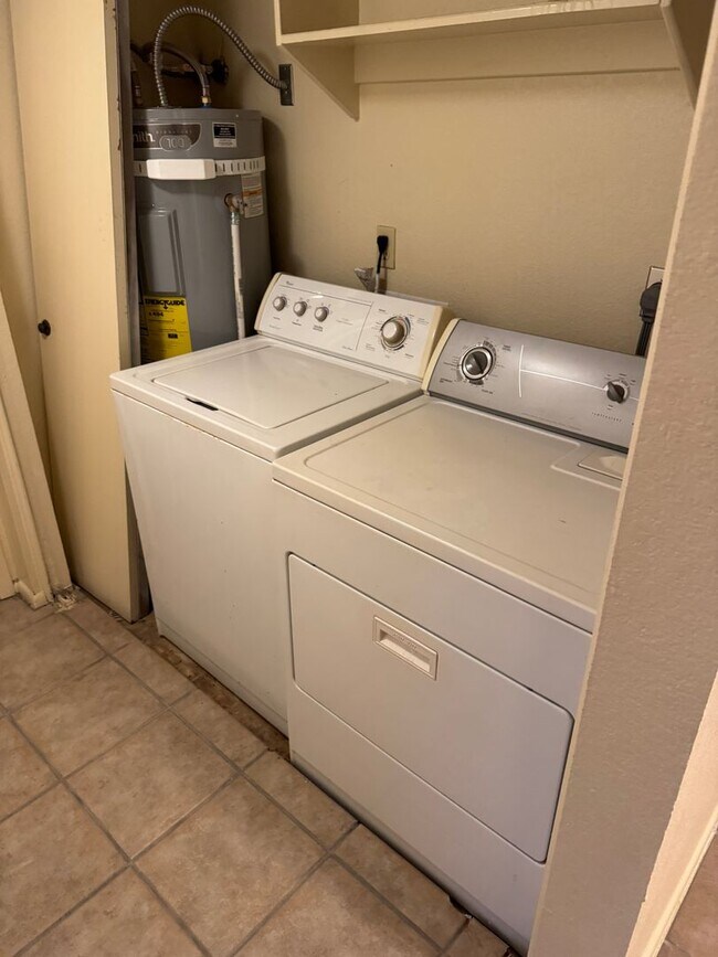 Building Photo - Visa Del Valle Townhome with Community Poo...