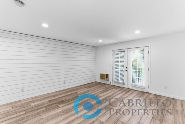 Building Photo - *** FIRST MONTH FREE *** Beautifully Renovated 2BD/2BA Condo with In-Unit Washer and Dryer