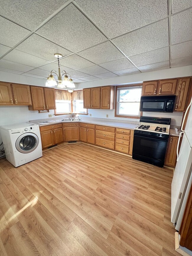 Building Photo - AVAILABLE TODAY - 3 Bedroom in East End Su...