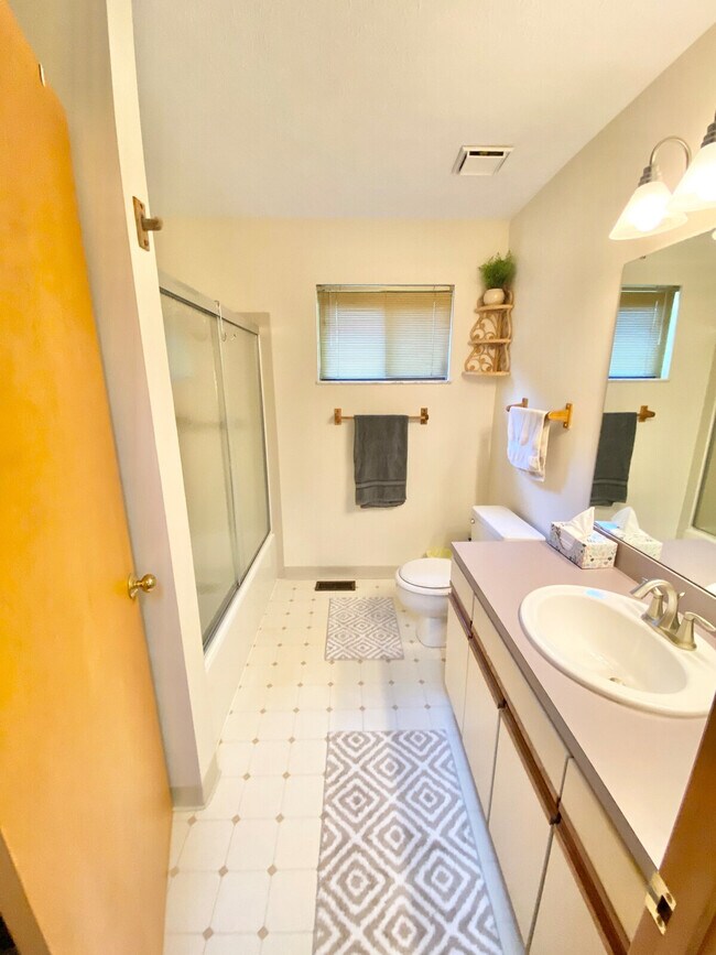 Building Photo - 1375 Rydalmount Rd