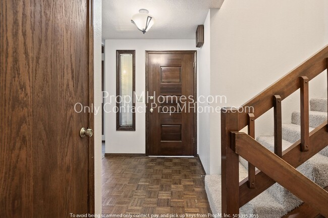 Building Photo - Spacious Tri-level Four Bedroom Home On Qu...