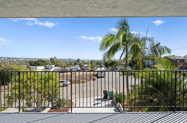 Building Photo - 3 Bed 2 Bath Townhouse For Rent in Pacific...