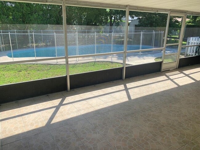 Building Photo - 523 Spring Oaks Blvd
