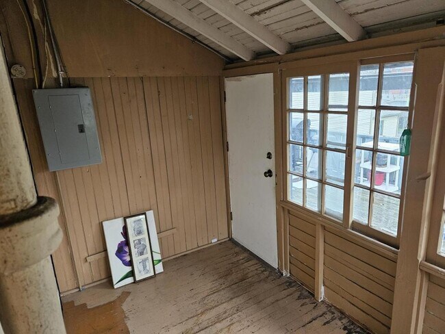 Building Photo - 420 Brandon Ave