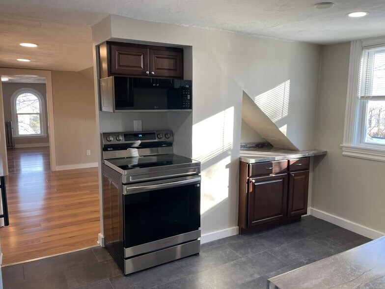 Building Photo - 24 Crown St