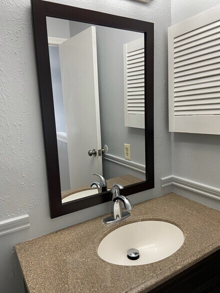 Building Photo - 8299 Cambridge St