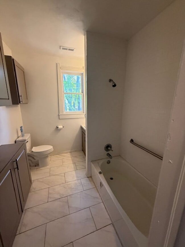 Building Photo - Close to Downtown Beautiful 2 bed 1 bath