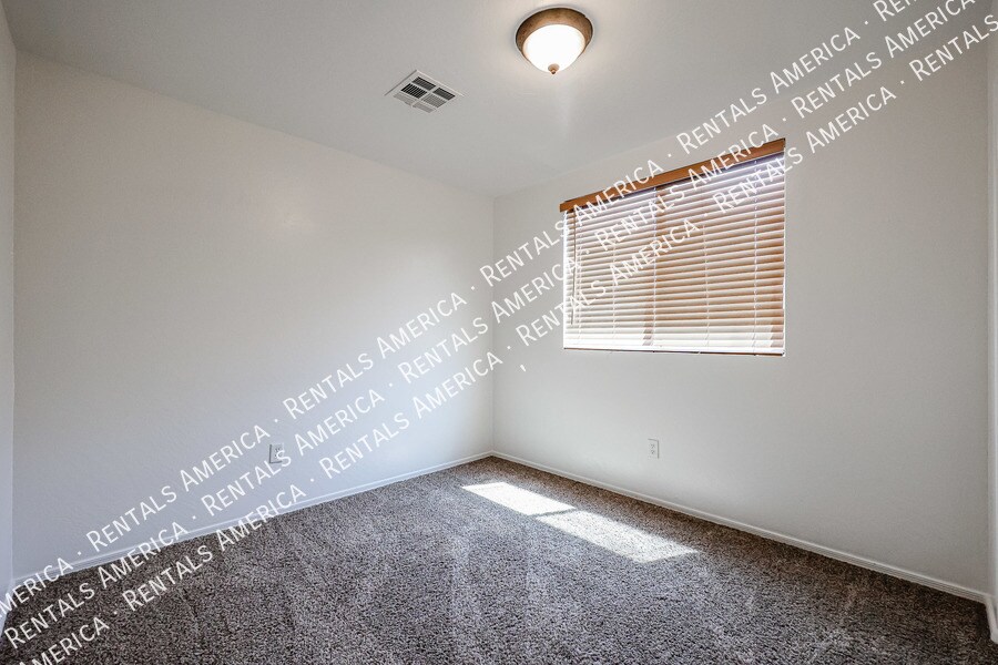 Building Photo - 1491 S Swallow Ln