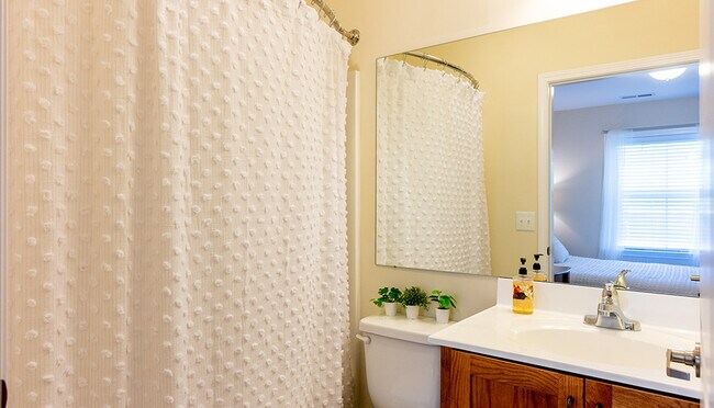 Building Photo - 2402 Clubhouse Ct