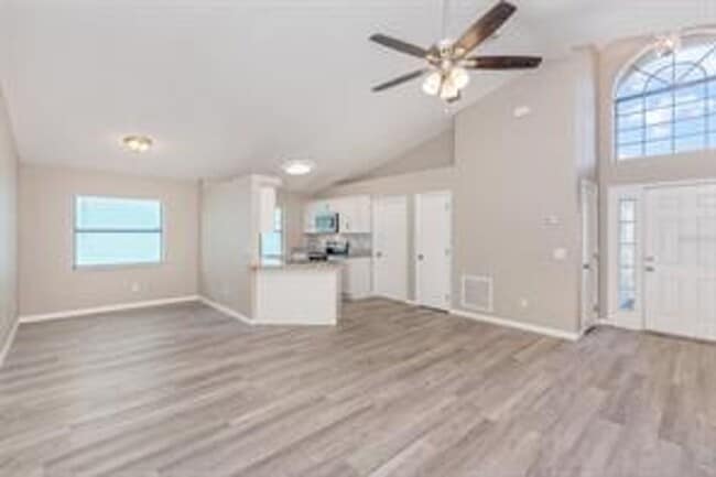 Building Photo - 3 Bedroom / 2 Bath Home Available Now in P...