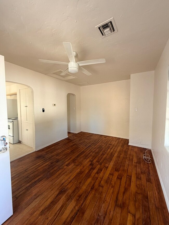 Building Photo - Charming Roosevelt District Cottage