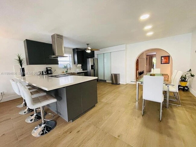 Building Photo - 1143 Lincoln St