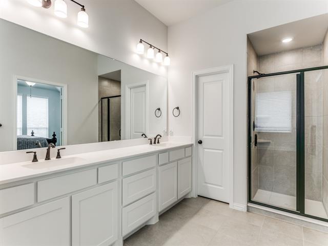 Building Photo - 915 Uplands Dr