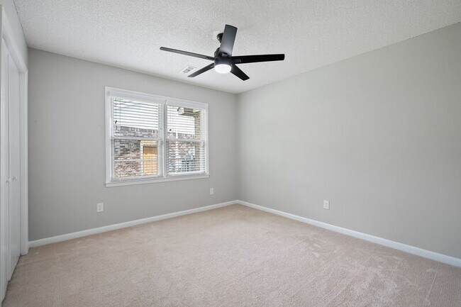 Building Photo - 1028 SE Kinsey Dr