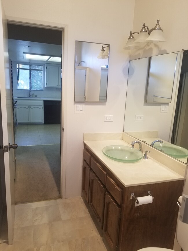 Bathroom - 2007 Ruhland Ave