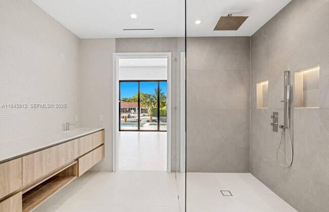 Building Photo - 2050 S Hibiscus Dr