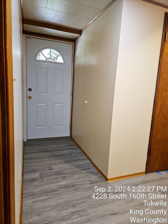 Building Photo - Tukwila/SeaTac daylight rambler - large home for rent - 4 bedrooms 2 bathrooms with 2 kitchens - ...