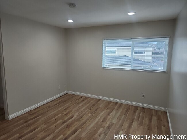 Building Photo - Large Condo in Claremont