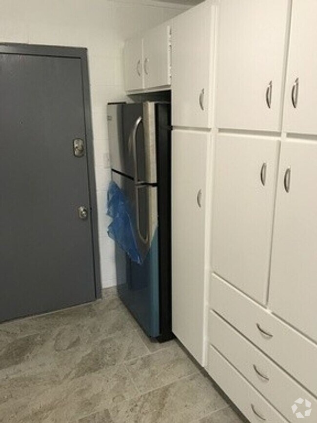 Building Photo - Studio Apartment - Available August 18th