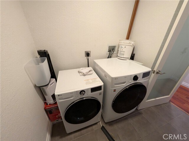 Building Photo - 585 N Rossmore Ave