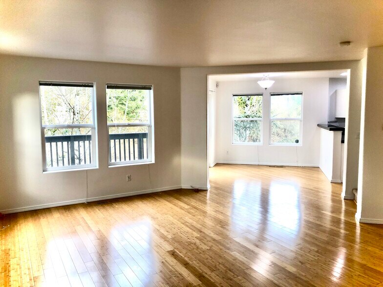 Wall of windows and views for all angles - 1552 SE Ripplewood Ave
