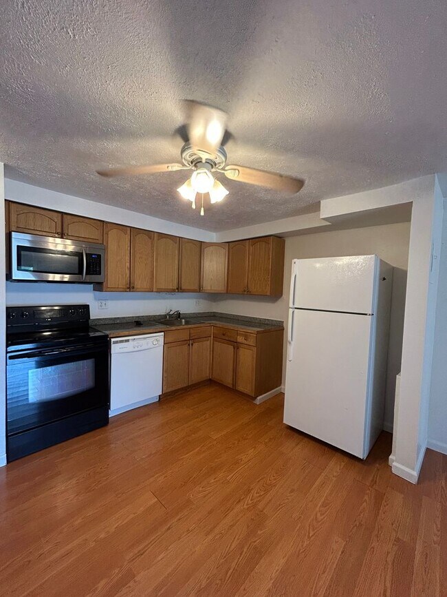 Building Photo - Ground Floor 1 BR/1 BA in Secured Bldg!