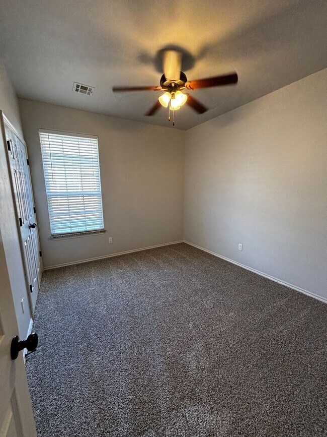 Building Photo - Move in Special!! 3BR 2BA duplex with 2 ca...