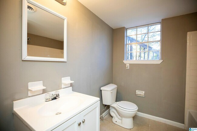 Building Photo - 5140 Hickory Dr NE