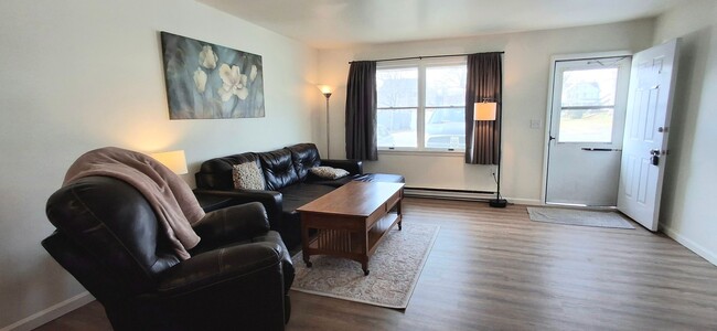 Building Photo - Newly Redone 2 Bed/1 Bath Apartment in Eli...